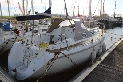 zeiljacht aangemeerd in de haven