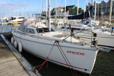 zeilboot aangemeerd in jachthaven