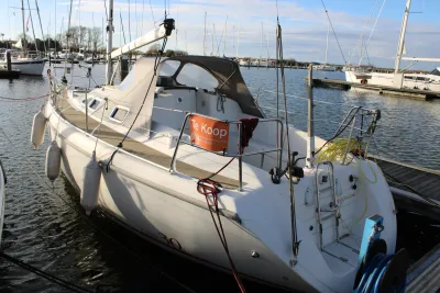 zeiljacht afgemeerd in haven