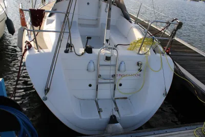 achterzijde van zeilboot in haven