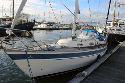 zeilboot afgemeerd in jachthaven