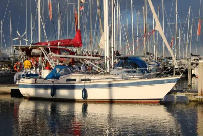 zeilboot afgemeerd in jachthaven