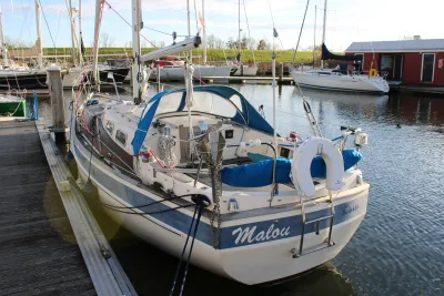 zeilboot afgemeerd in een jachthaven