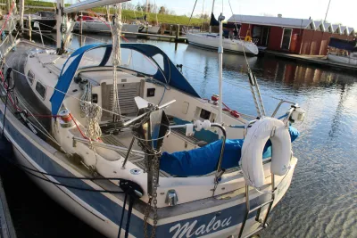 zeilboot aangemeerd in haven