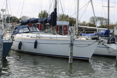 zeiljacht afgemeerd in een jachthaven