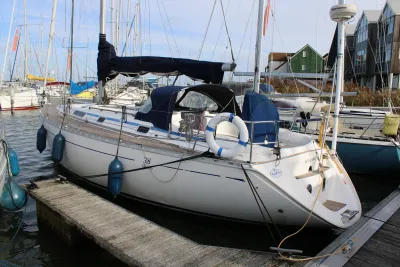 zeiljacht afgemeerd in jachthaven