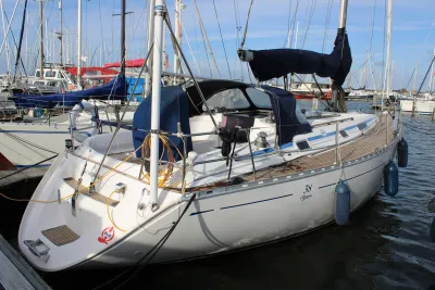 zeiljacht afgemeerd in drukke jachthaven