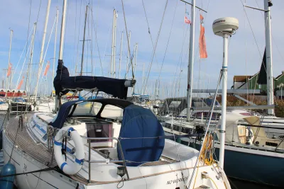 zeilboot in een jachthaven