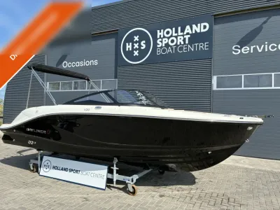 zwarte motorboot op aanhanger voor bedrijfsgebouw