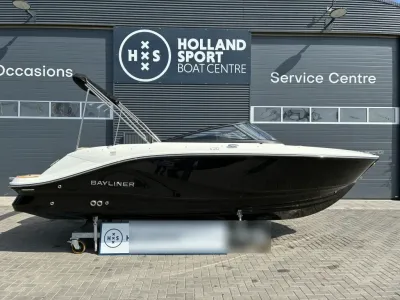 motorboot op trailer vóór bedrijfspand