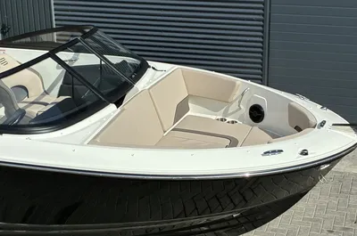 voorste deel van een motorboot aan wal