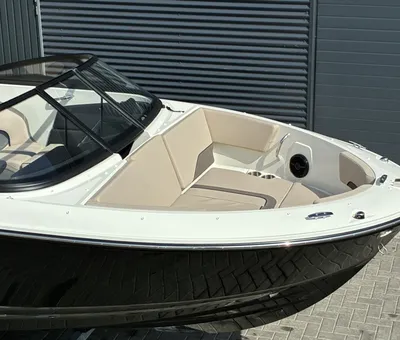 voorzijde open boot met beige zitbank