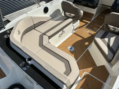 zitbank en vloer van bootcockpit