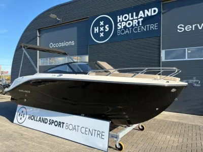 motorboot op trailer voor botenhal