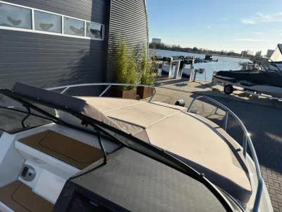 boeg van een motorboot bij jachthaven