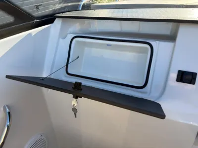 open vak en neerklapbare tafel in bootcockpit