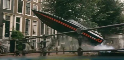 motorboot springt over een gracht in stad