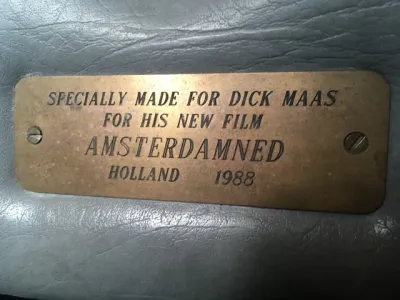 koperen plaat met gravure op leren achtergrond