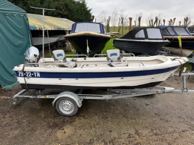 kleine motorboot op trailer buiten