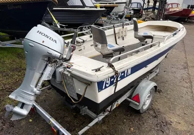 kleine open visboot op trailer in opslag