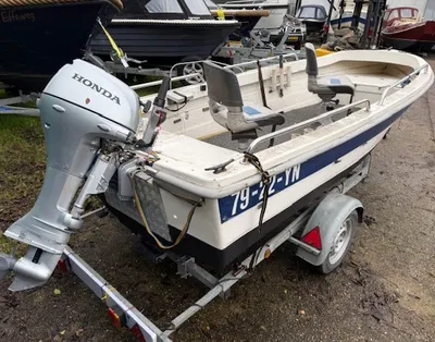 kleine open visboot op trailer in opslag