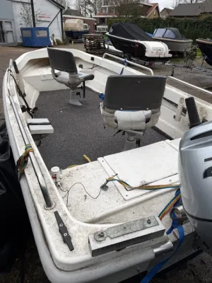 open visboot op trailer in buitenopslag