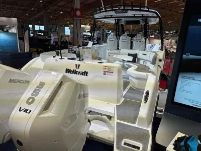 consoleboot in beursruimte, achterdek zichtbaar