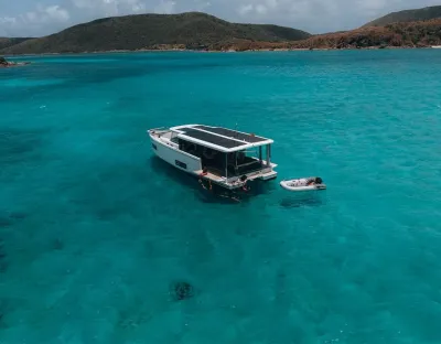 boot voor anker in turquoise water