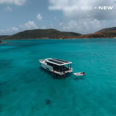 jacht voor anker in helder turkoois water
