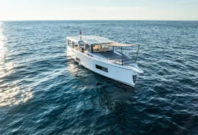 Motorjacht op open zee bij rustig weer