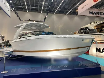 wit bowrider motorjacht in beurszaal