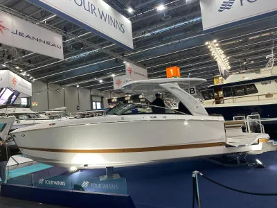 motorboot tentoongesteld in beurshal