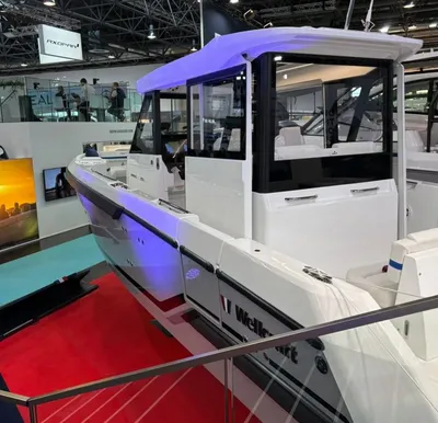 witte consoleboot in beurshal