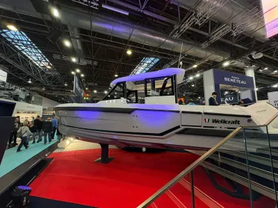 boot tentoongesteld op beurs in hal