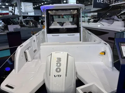 Achteraanzicht van een consoleboot op beurs