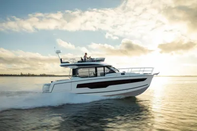 motorboot op open water bij zonsondergang