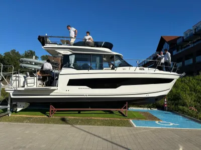 Motorjacht op bokken bij kade