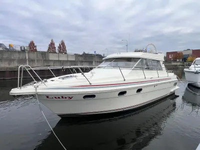 motorboot aangemeerd in jachthaven