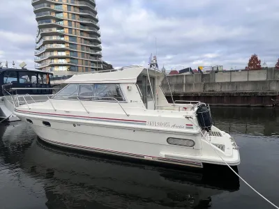 motorboot aangemeerd in haven