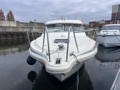 voorkant van een motorboot in de haven