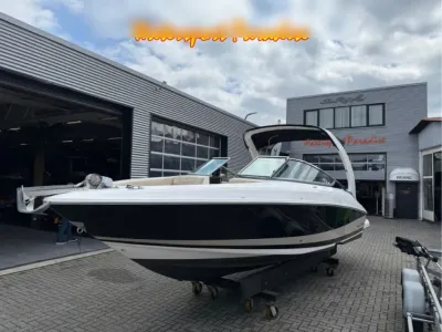 dagboot buiten bij watersportbedrijf