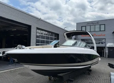 dagboot buiten bij watersportbedrijf