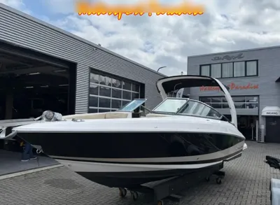 dagboot buiten bij watersportbedrijf