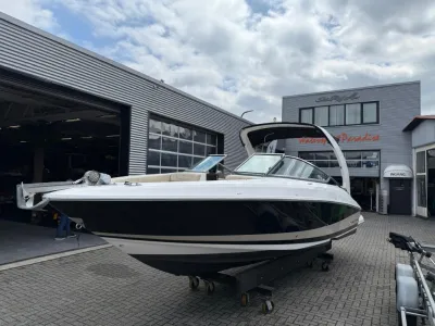 wit-zwarte motorboot bij bedrijfspand