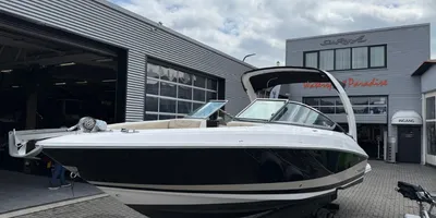 dagboot op trailer voor bedrijfsgebouw