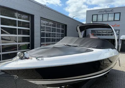 motorboot buiten bij bedrijfshal