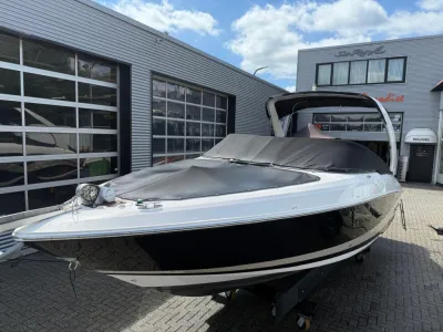 dagboot buiten bij bedrijfspand