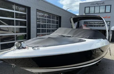 dagboot op land bij bedrijfspand
