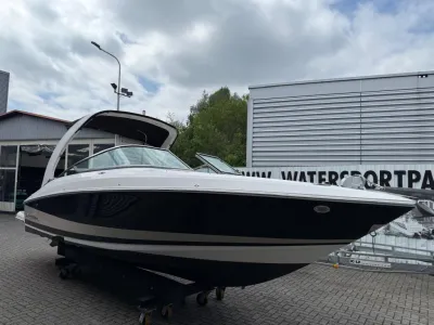 bowrider boot op terrein voor gebouw