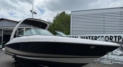 sportboot op stellingen bij loods